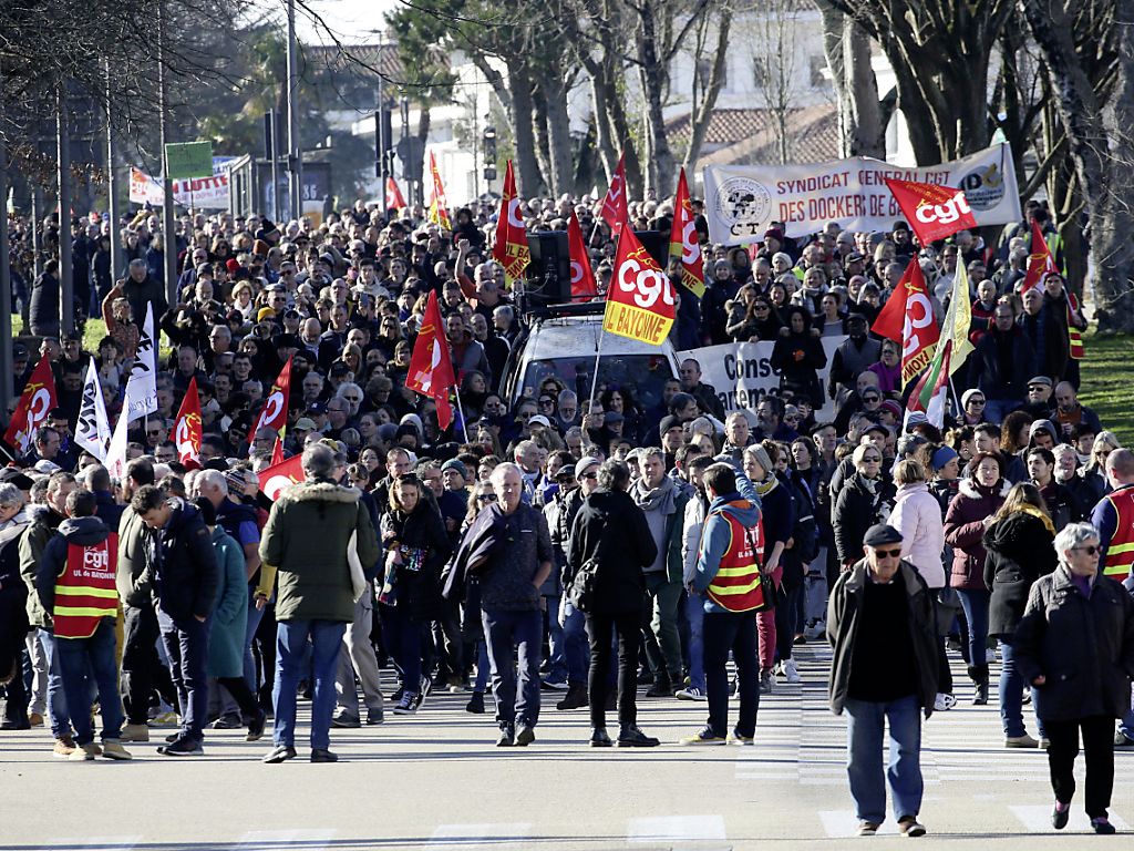 Massenprotest Und Streik Gegen Geplante Rentenreform In Frankreich