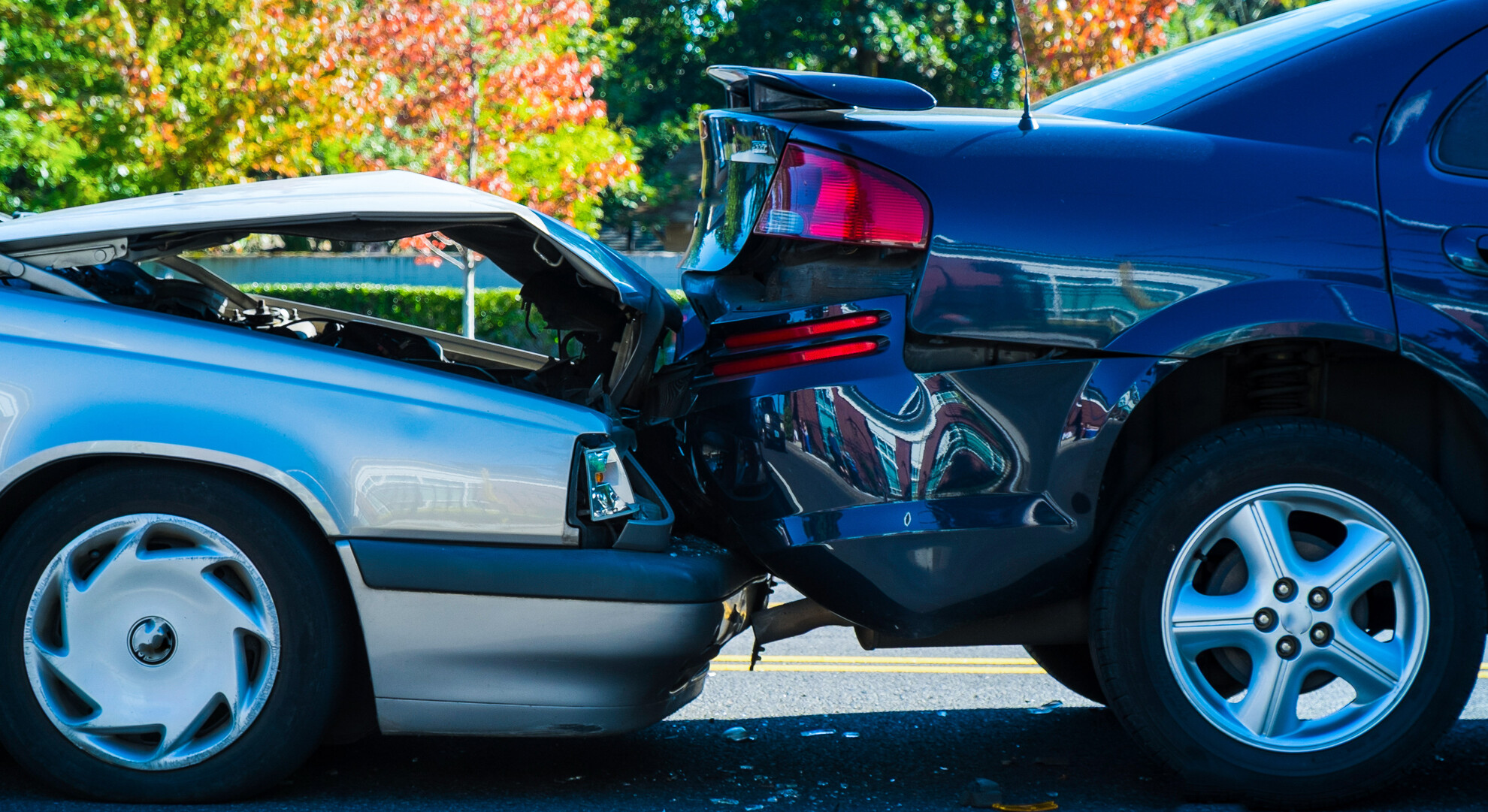 Zwei Autos haben einen Frontalcrash Unfall