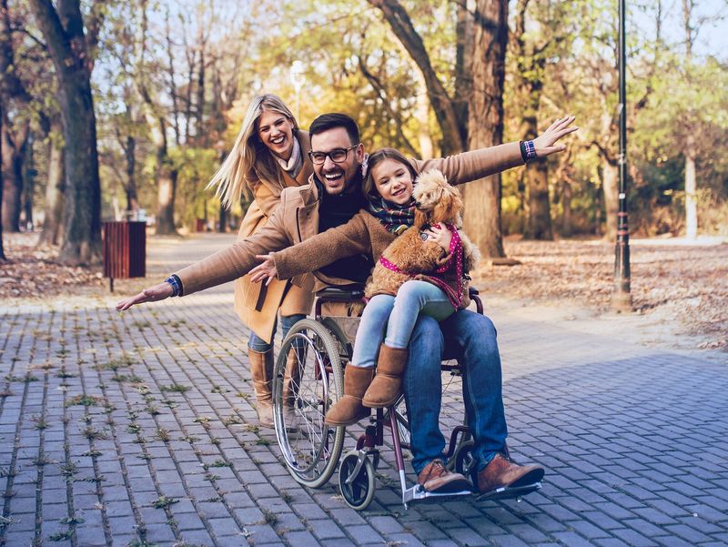 Familienvater im Rollstuhl genießt die Zeit mit seiner Familie