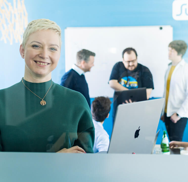 In über 15 KI-Projekten haben wir tiefe Expertise aufgebaut. Unser eigenes SaaS-Produkt mit integrierten KI-Modulen dient uns außerdem als Innovations- und Experimentierfeld.