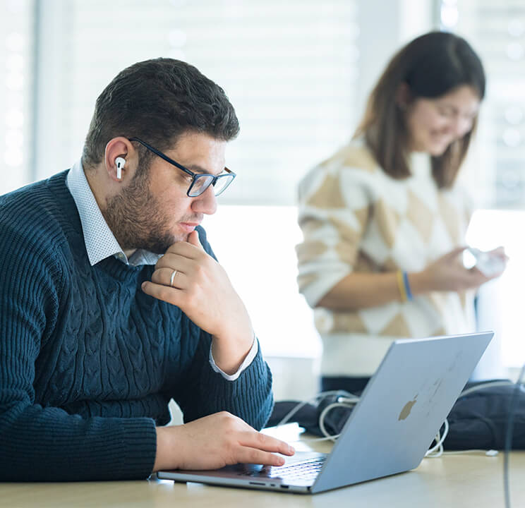 Nicht alles, was machbar ist, ist sinnvoll. Wir beraten Sie Ganzheitlich im Kontext Ihres Geschäftsmodells. Unser Fokus liegt darauf, zukunftsorientierte Lösungen zu entwickeln, die sicherstellen, dass Ihr Investment langfristig erfolgreich ist.