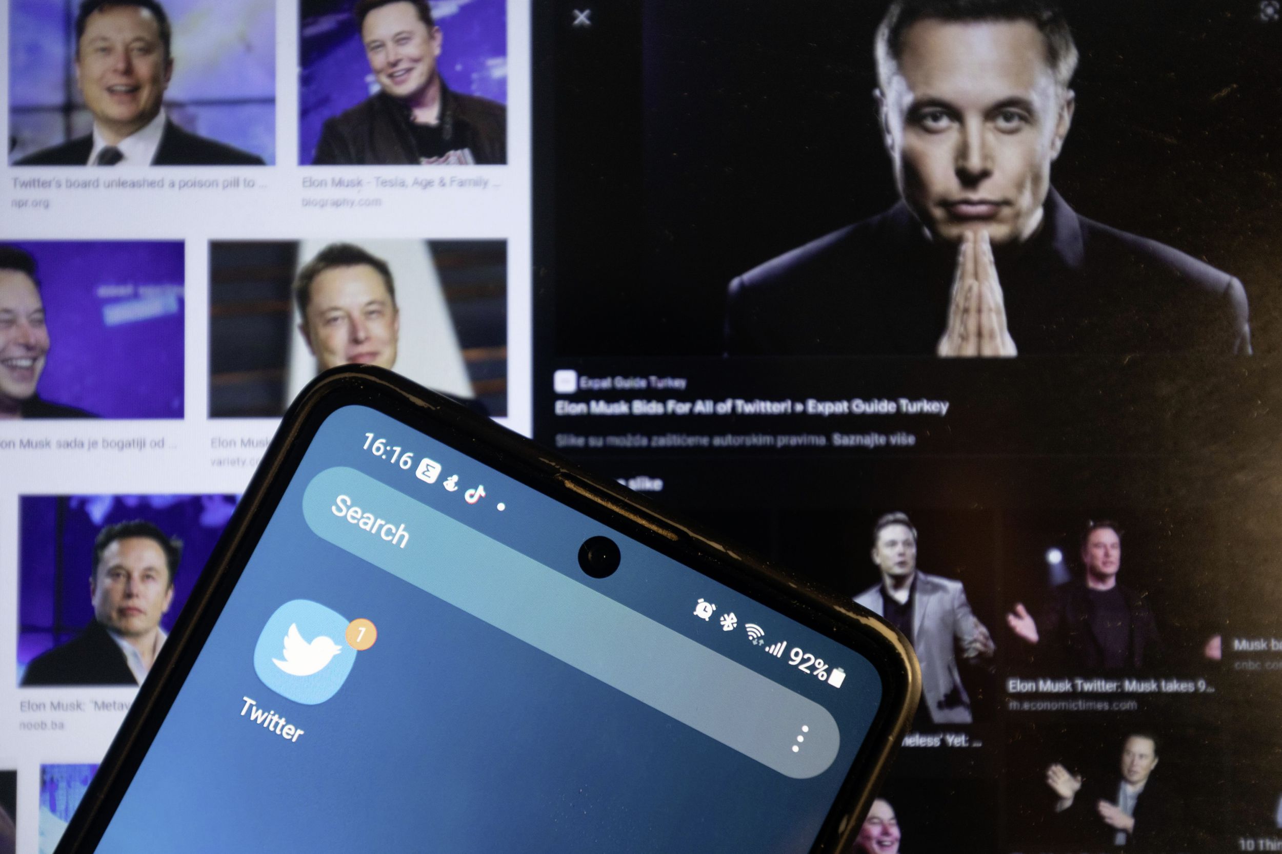 Elon Musk Verkauft Zahlreiche Tesla-Aktien Wegen Twitter-Streit ...