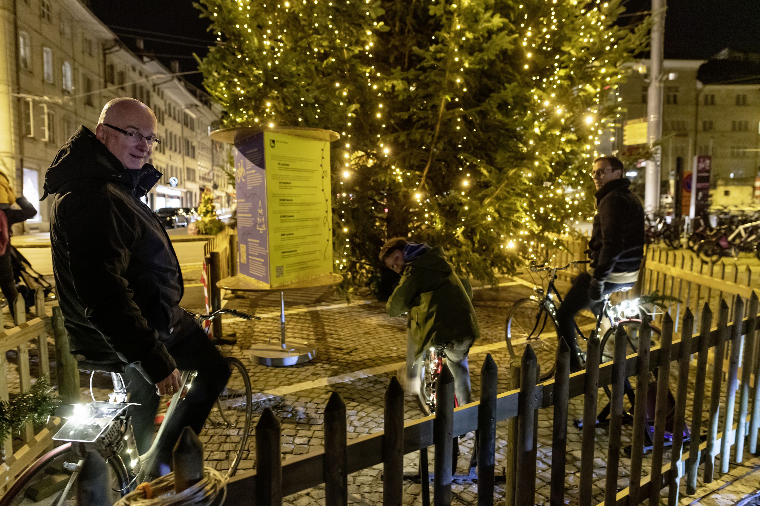 Die Traditionellen Weihnachtsbäume Der Stadt Mal Anders Beleuchten ...