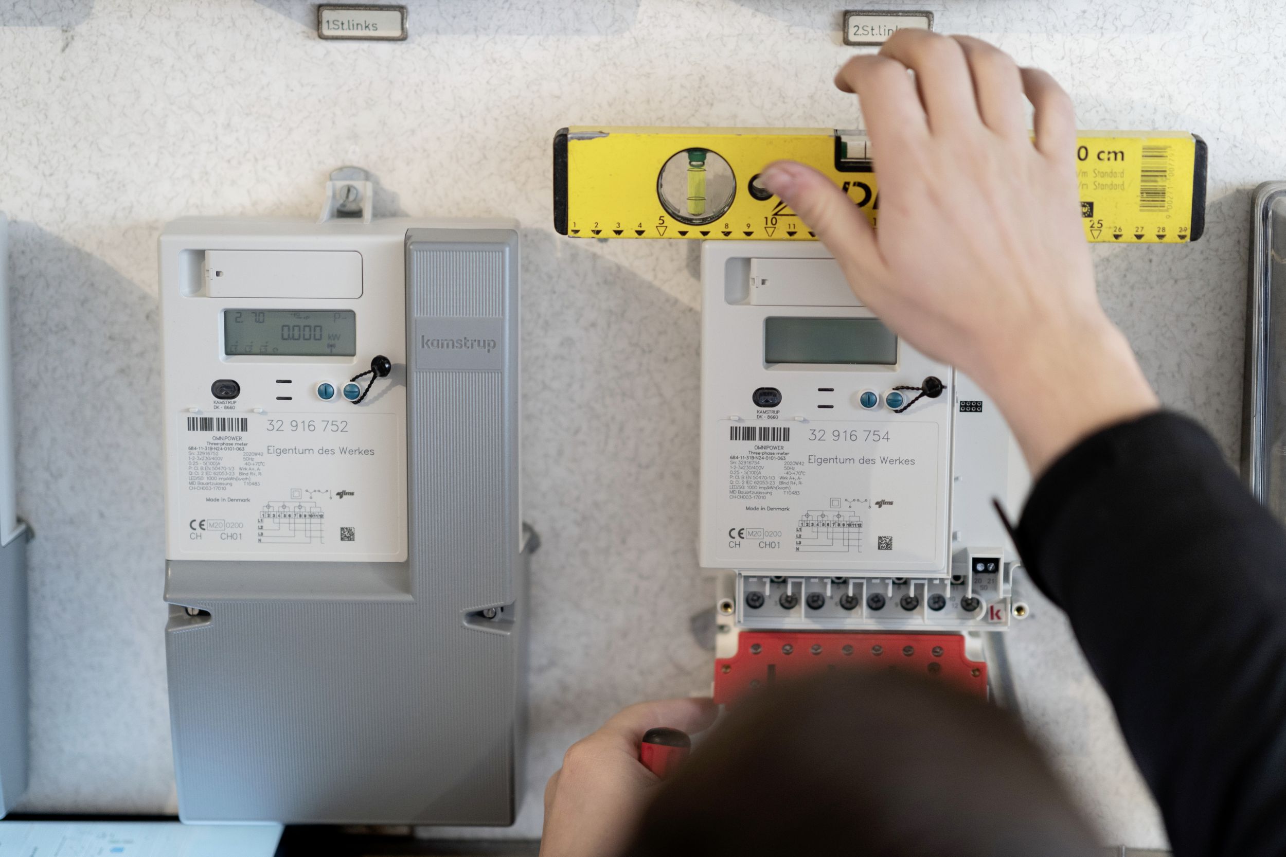 Installation von digitalen Stromzählern Groupe E ist Schlusslicht