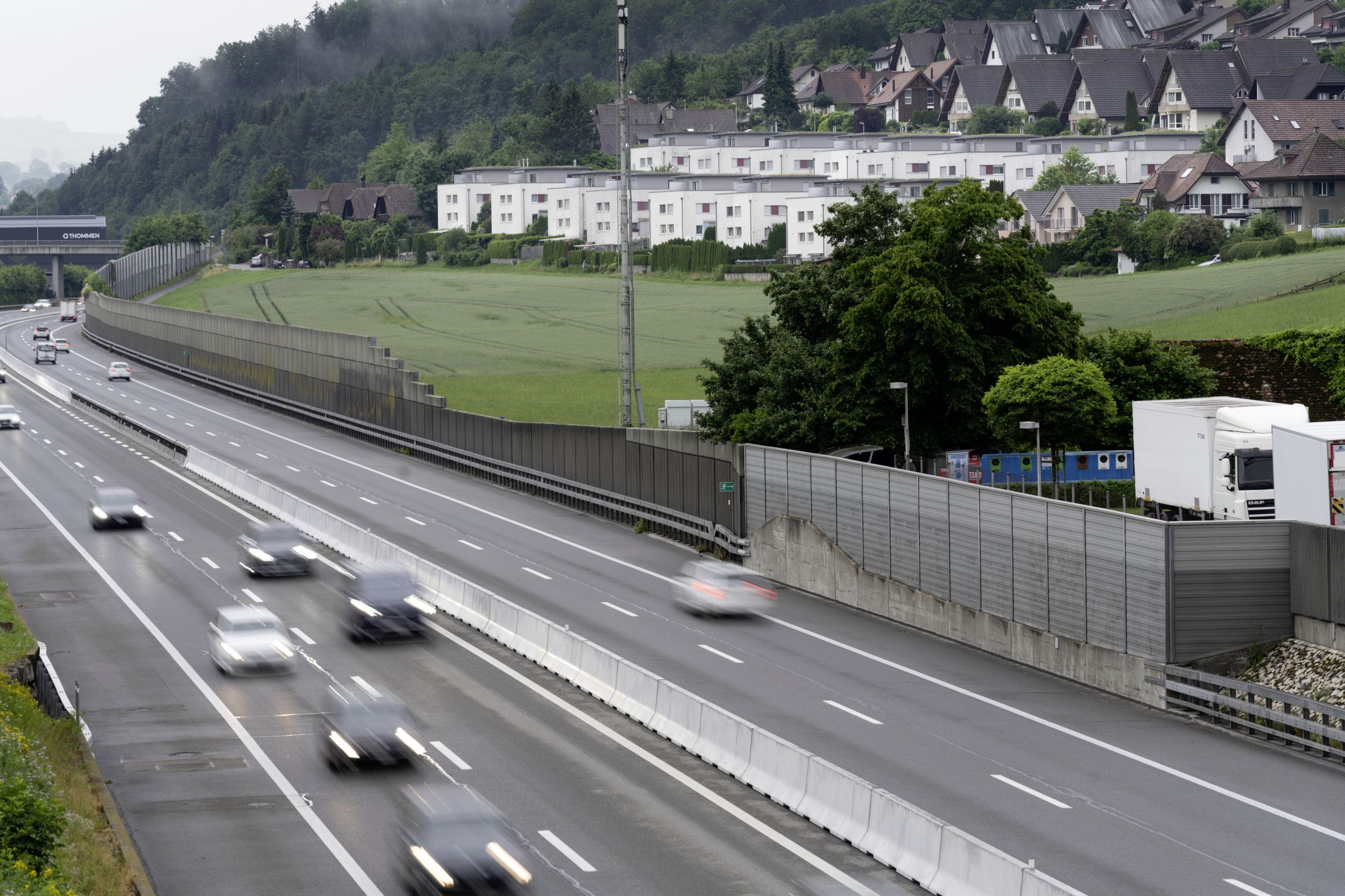 Frau Stürzt Von Brücke Auf Freiburger Autobahn Und Wird Totgefahren ...