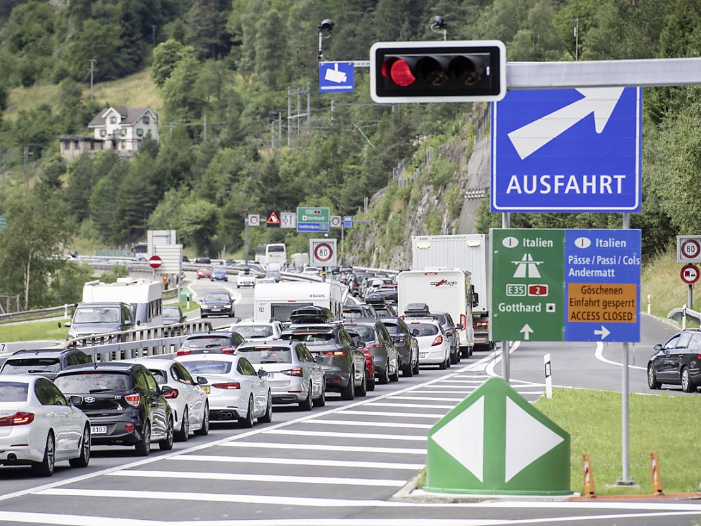 Erneut Mehr Als Zehn Kilometer Stau Vor Dem Gotthard-Nordportal ...