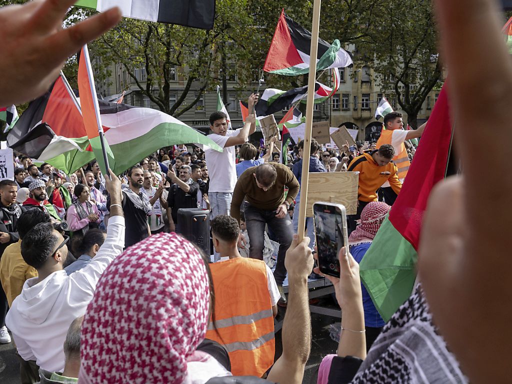 Mehrere Hundert Menschen Solidarisieren Sich In Bern Mit Palästina ...