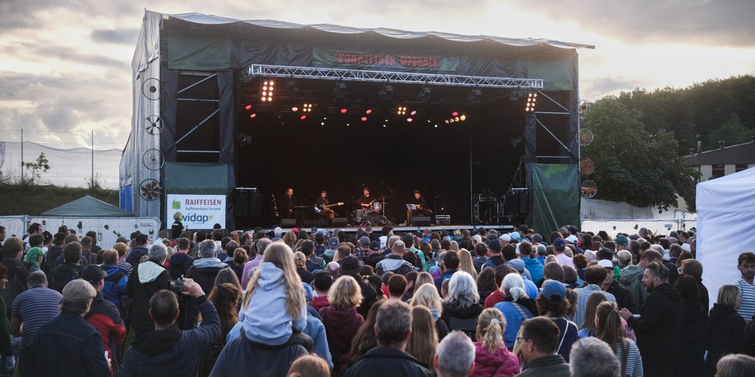 Das unsichere Wetter konnte den Musikfans in Schmitten nicht viel anhaben. Bild: Marc Reidy