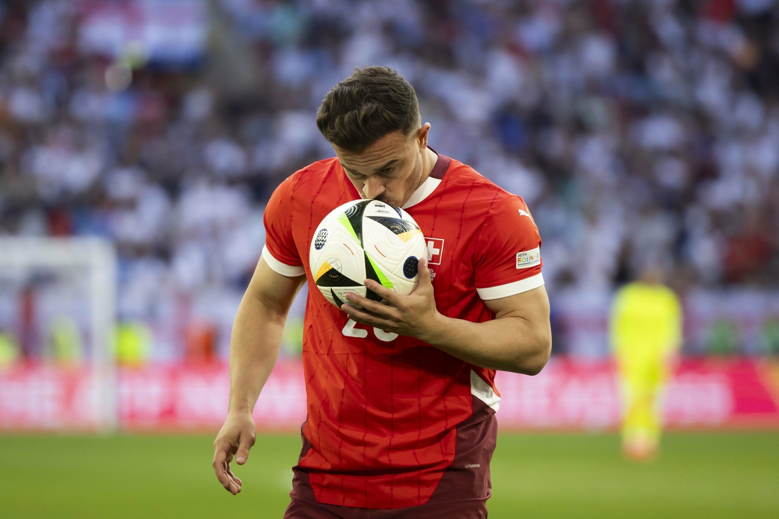 Seine letzte Aktion im Dress der Schweizer Nationalmannschaft: Xherdan Sahqiri schreitet zum Penalty-Punkt im Viertelfinal gegen England.
Peter Klaunzer/Keystone