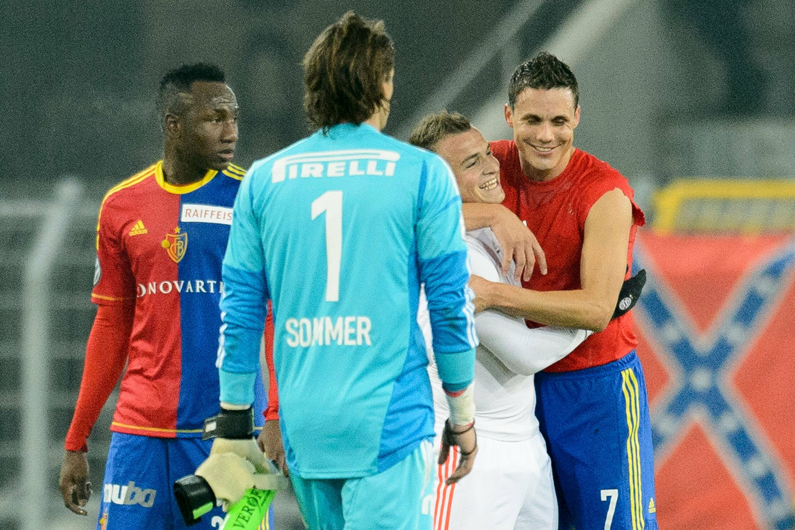 Xherdan Shaqiri, bereits in Diensten von Bayern München, trifft in einem Freundschaftsspiel im Jahr 2013 auf den FC Basel mit David Degen. Der frühere Spieler ist heute der FCB-Boss.
Laurent Gillieron/Keystone