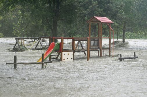 Ein Spielplatz in Niederösterreich unter Wasser: Das Bundesland wurde am Sonntag zum Katastrophengebiet erklärt. Helmut Fohringer / APA/APA