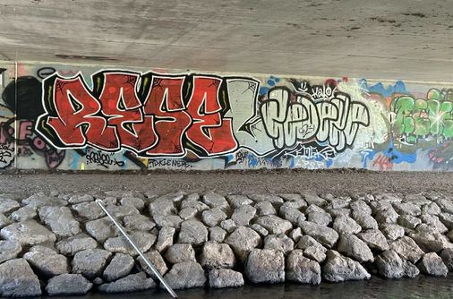 An Bushaltestellen, Mülleimern und Strassenlampen wurden Tags und Graffitis entdeckt. Bild: Kantonspolizei Freiburg