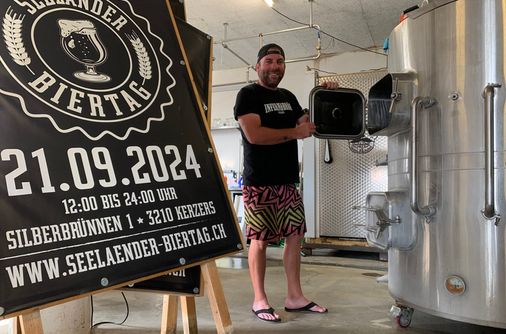 Reto Weber zeigt das Herzstück der Braugemeinschaft Infernobräu, den 500-Liter-Brautank. Bild: Daniel Göring