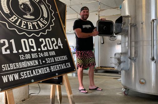 Reto Weber zeigt das Herzstück der Braugemeinschaft Infernobräu, den 500-Liter-Brautank. Bild: Daniel Göring