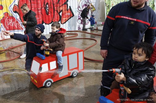 Die Feuerwehr wirbt auch die Jüngsten an. Archivbild: Keystone