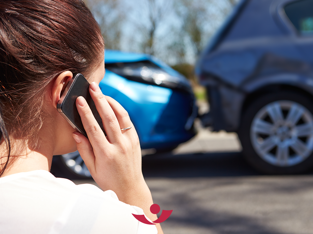 Frau telefoniert wegen Autounfall