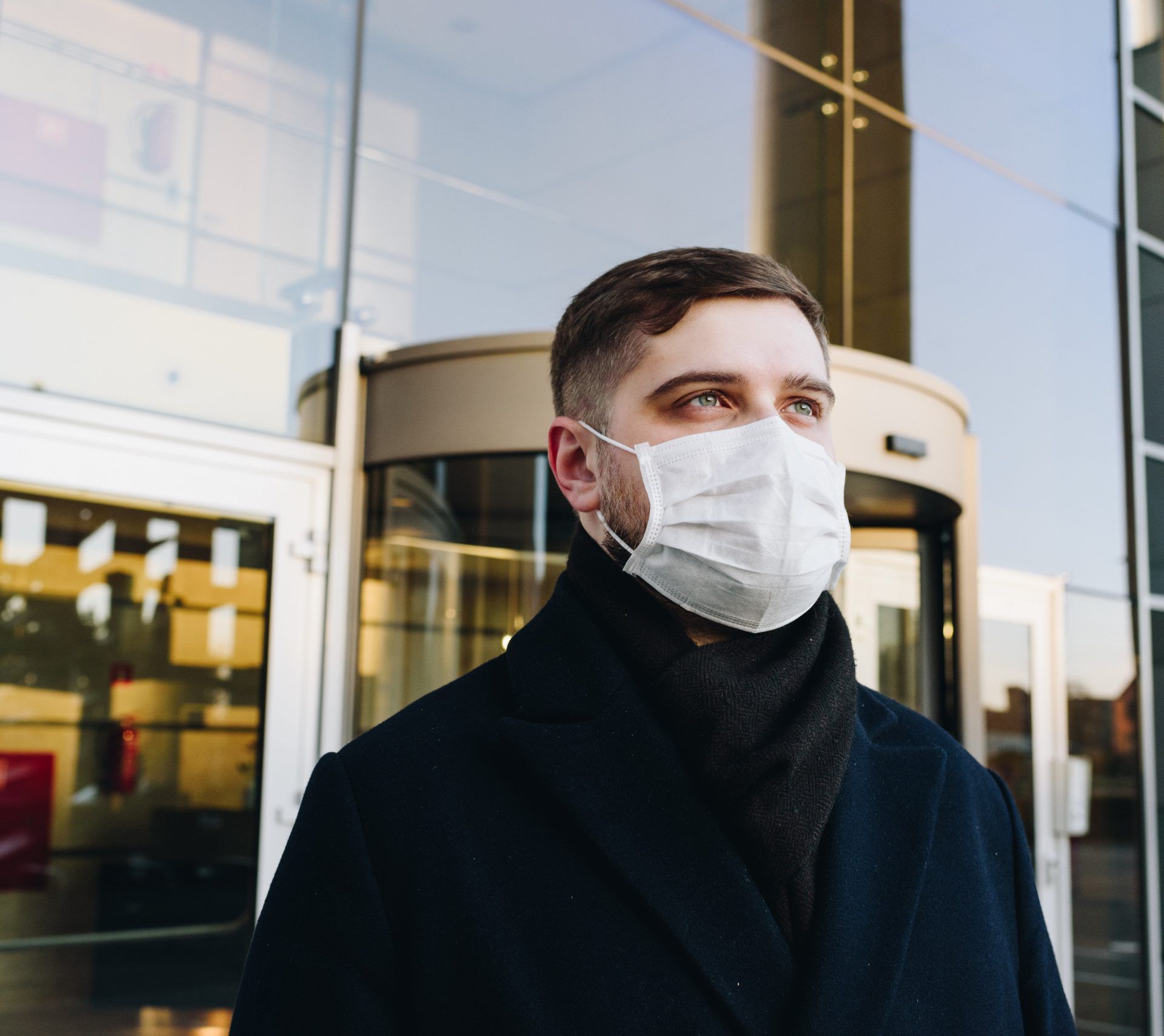 Mann mit Atemschutzmaske