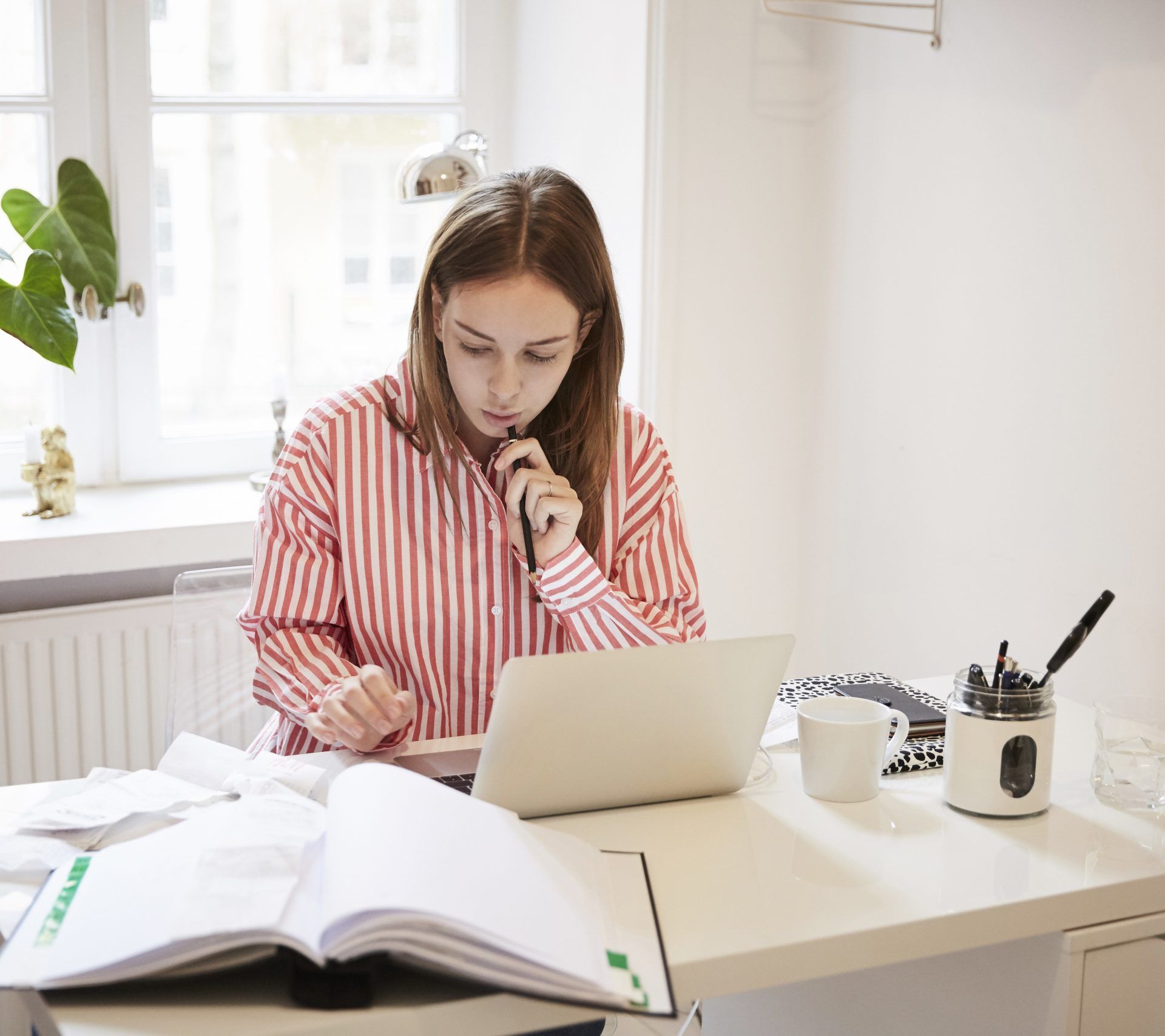 Frau am Arbeiten im Homeoffice