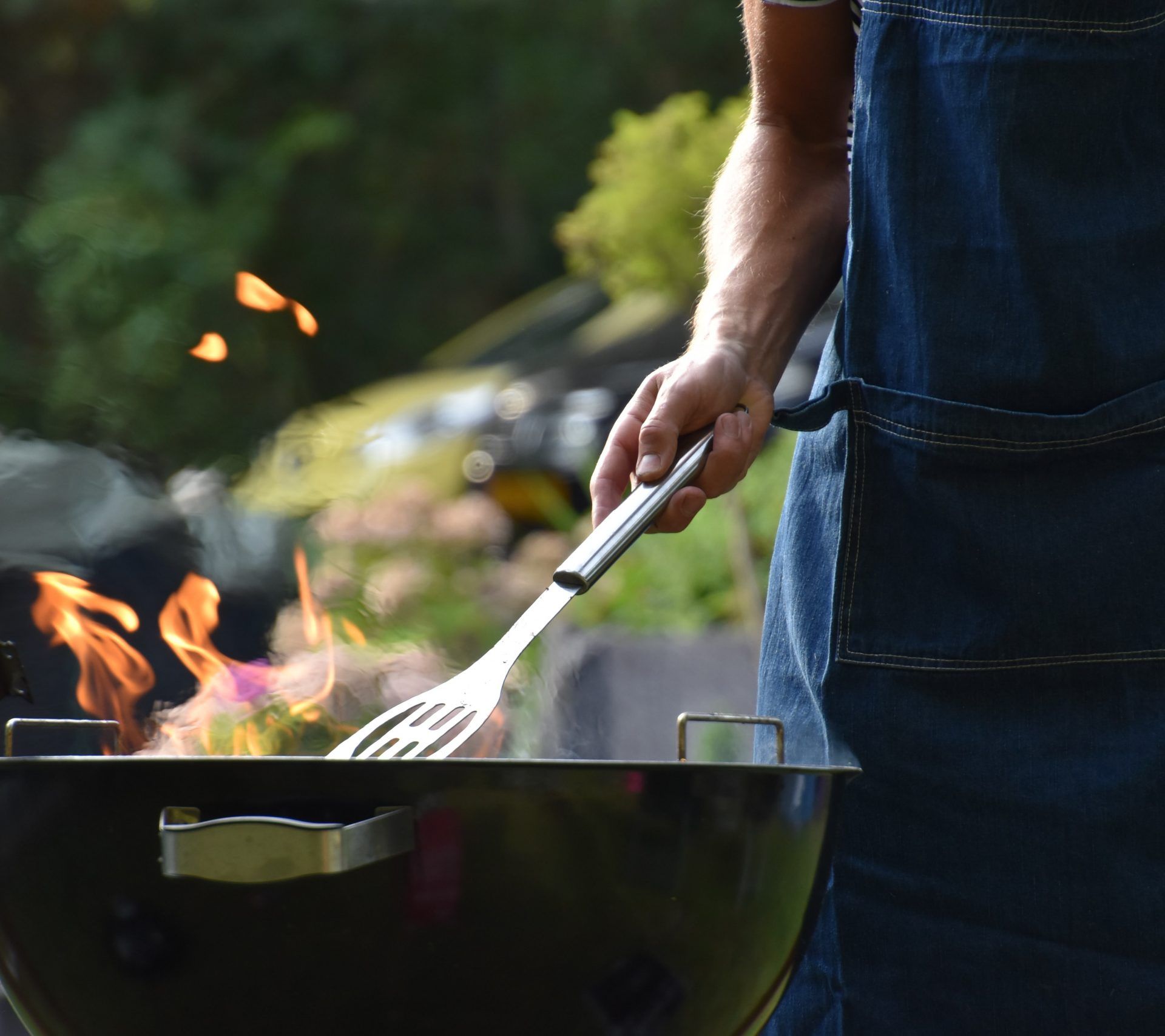 Mann am Grill
