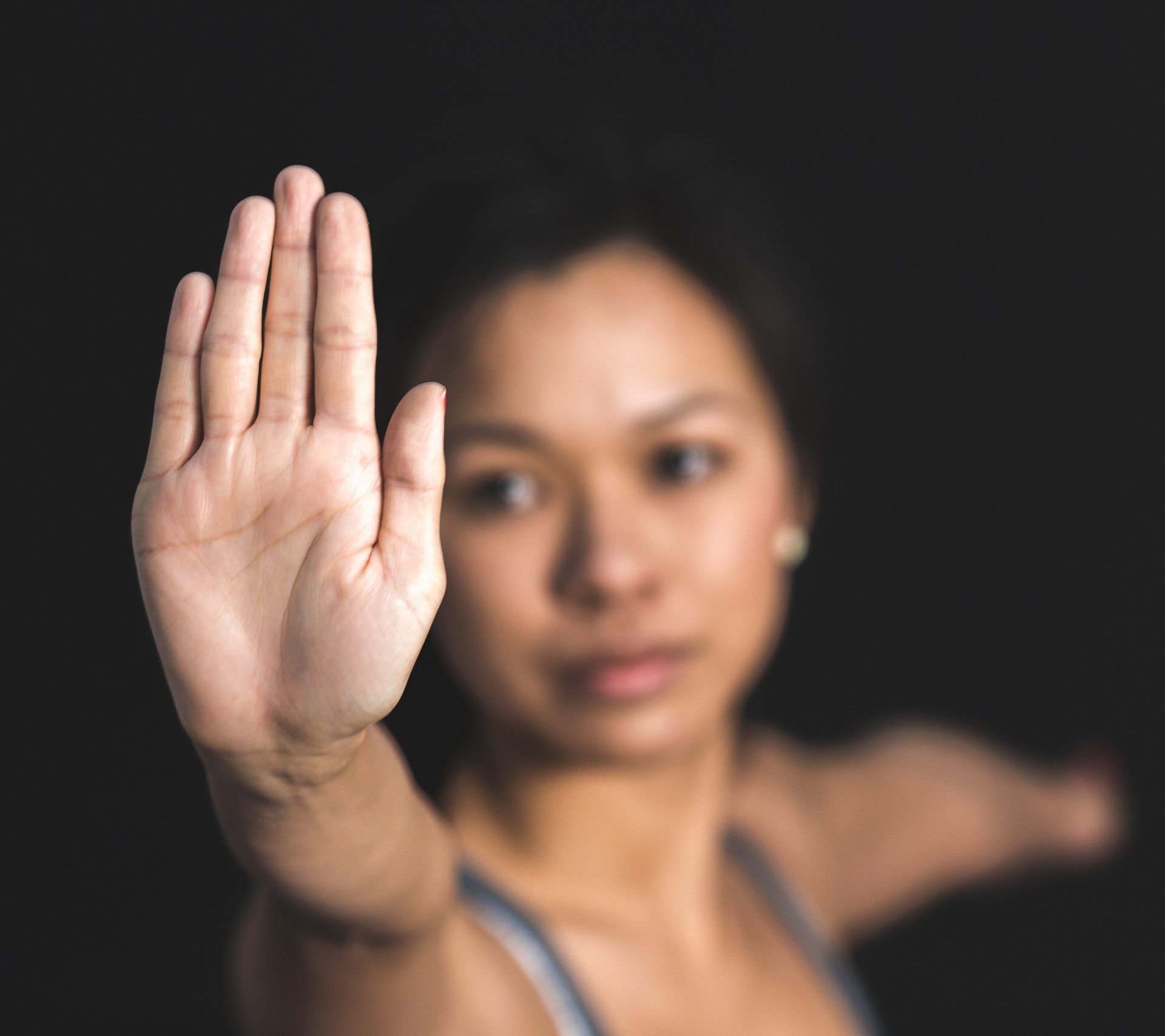 Frau mit zurückweisender Handgeste