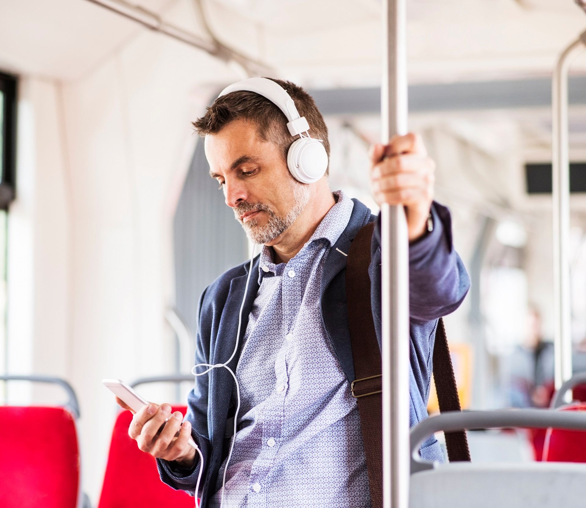 Mann im Bus mit Kopfhörer