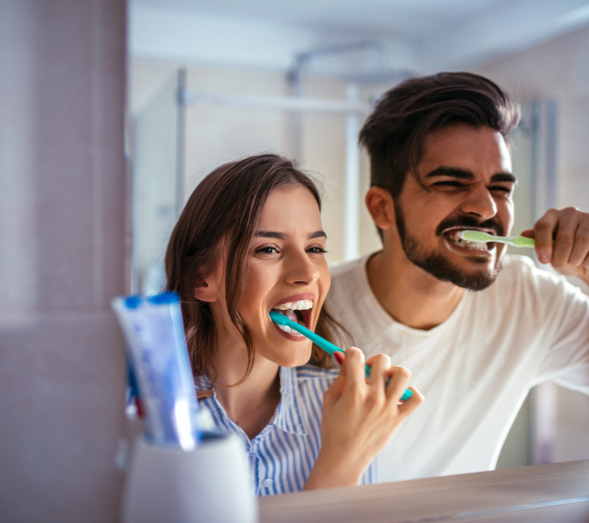 Frau und Mann putzen Zähne