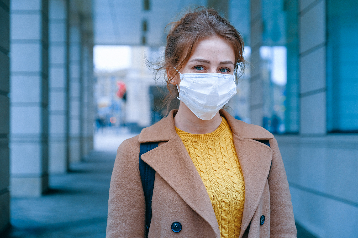 Frau mit Atemschutzmaske