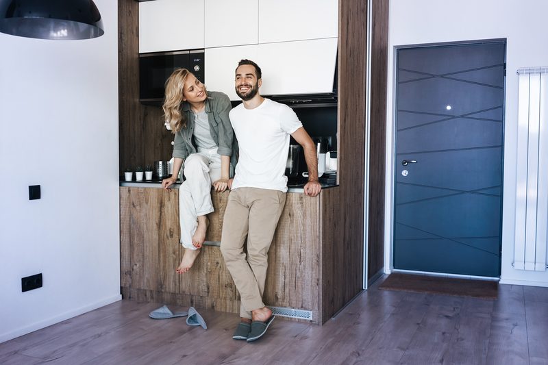 Junges Paar in neuer Wohnung