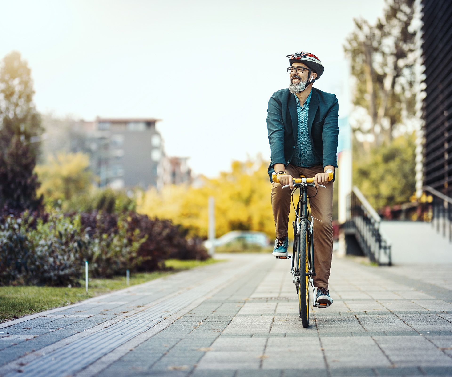 Mann fährt mit Fahrrad durch Stadt