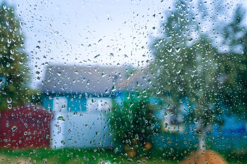 Fenster mit Regentropfen