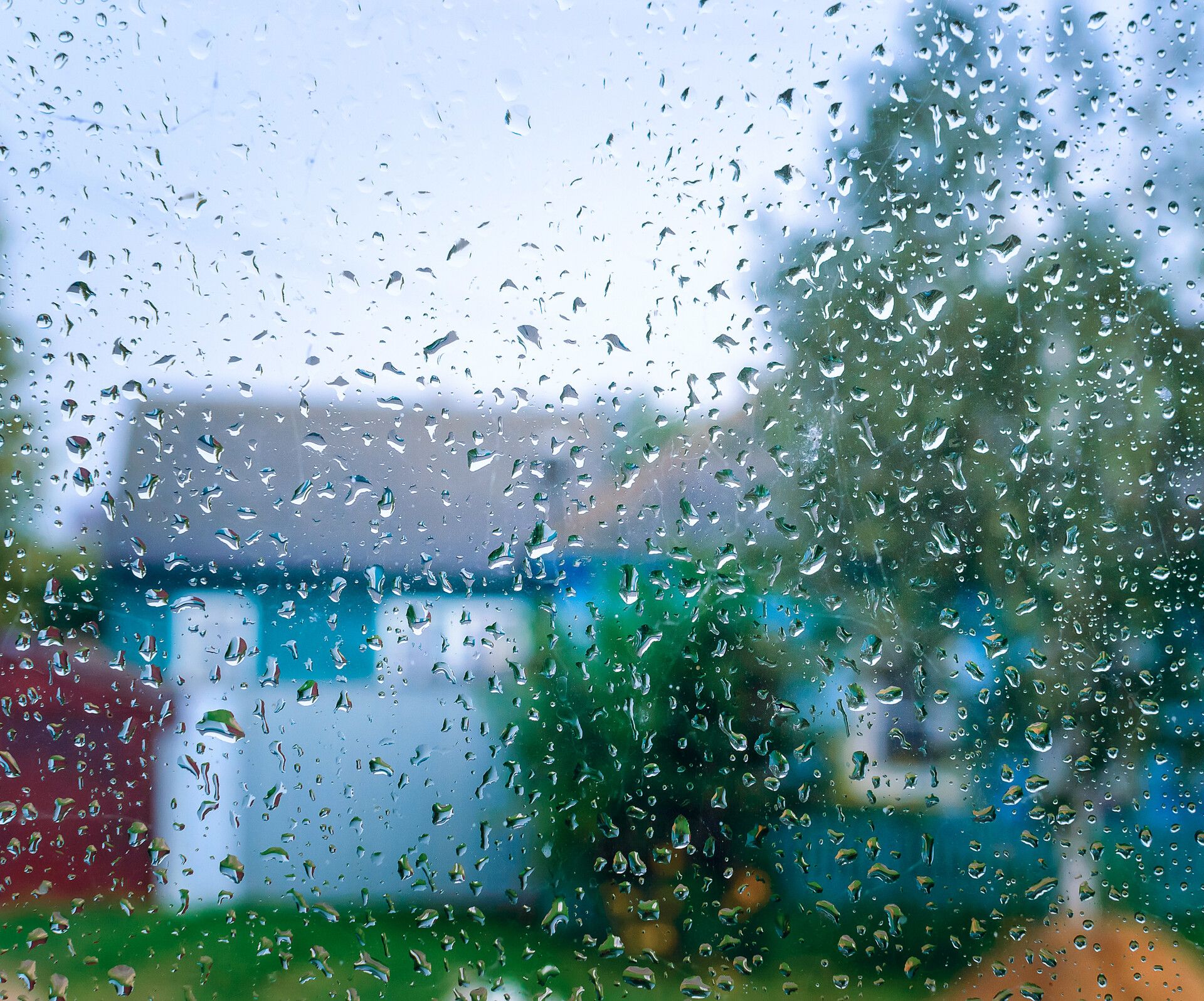 Fenster mit Regentropfen