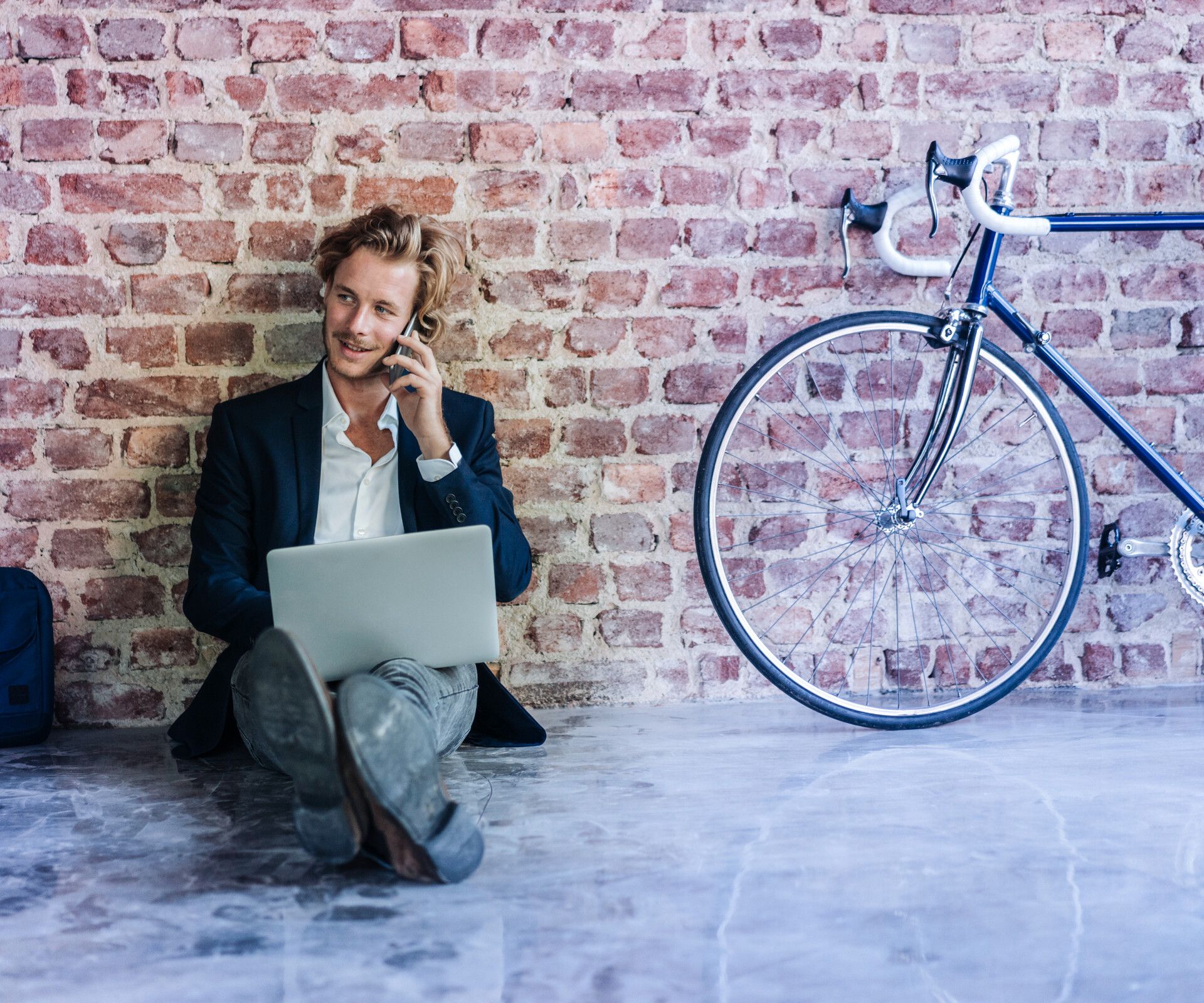 Junger Geschäftsmann telefoniert