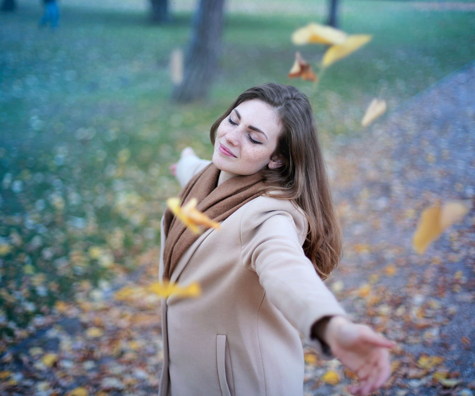 Frau genießt Spaziergang im Herbst