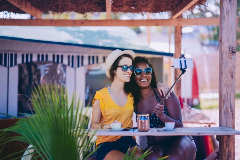 Freundinnen machen Selfie im Urlaub