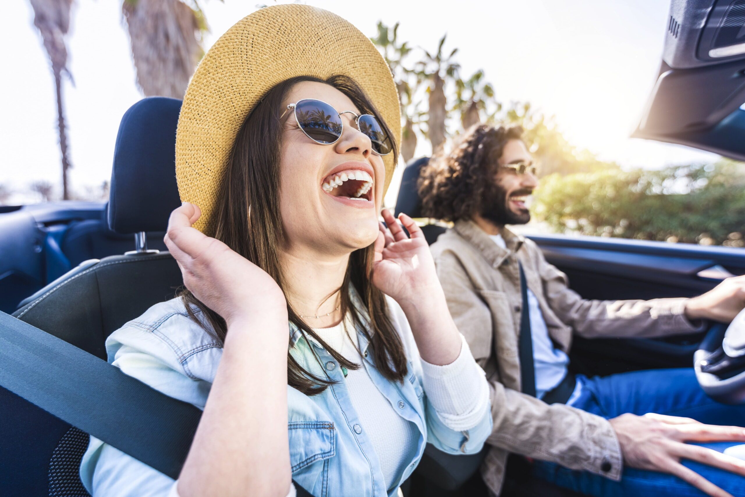 Glückliches Paar im Cabrio
