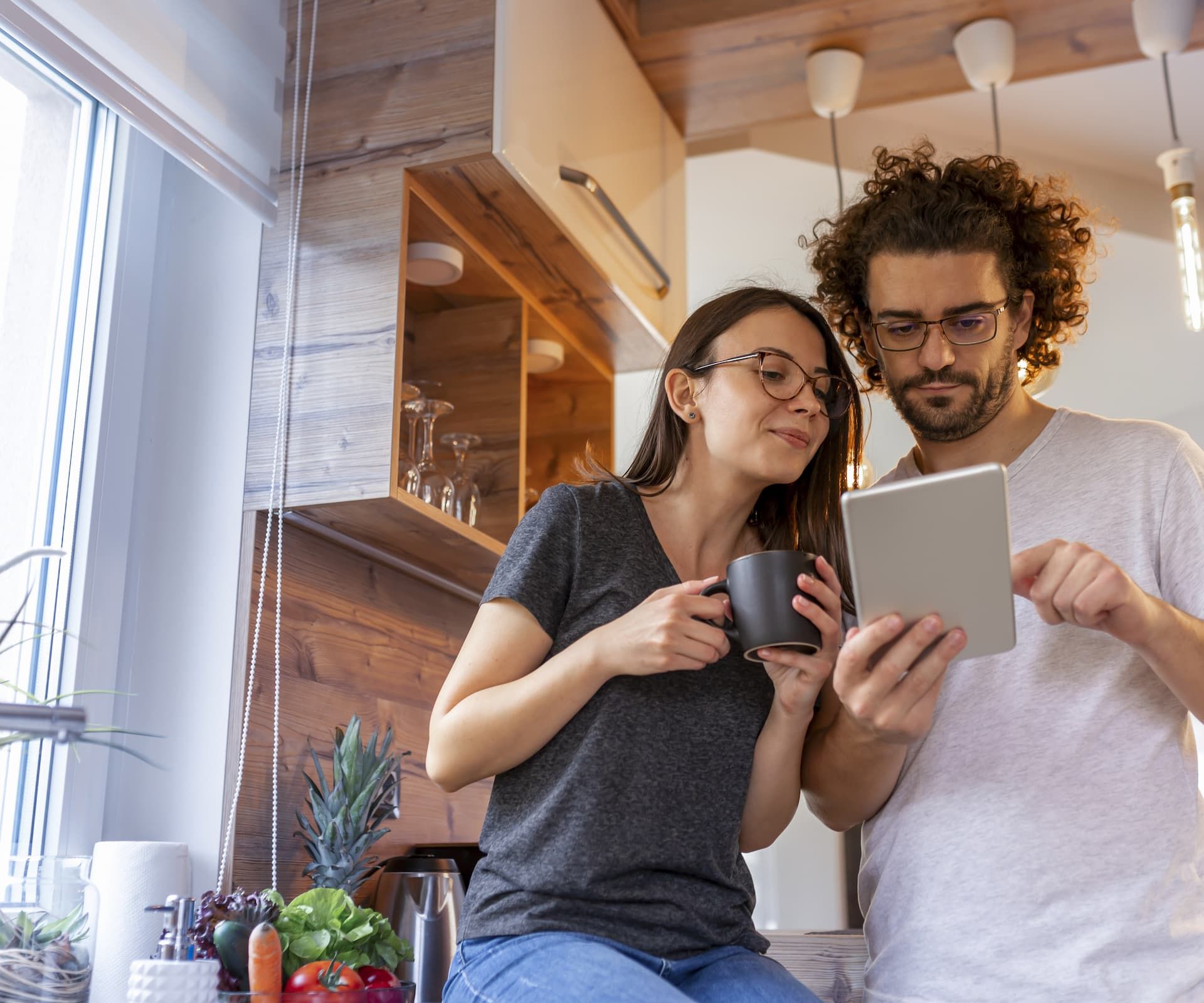 Pärchen liest auf dem Tablet