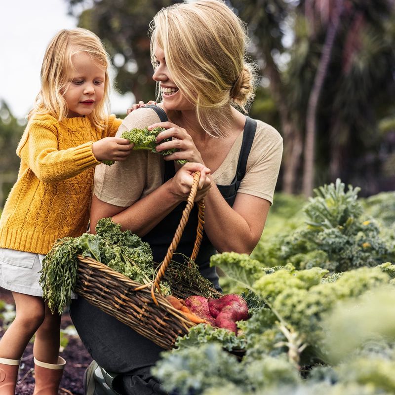 Mutter und Tochter im Gemüsegarten