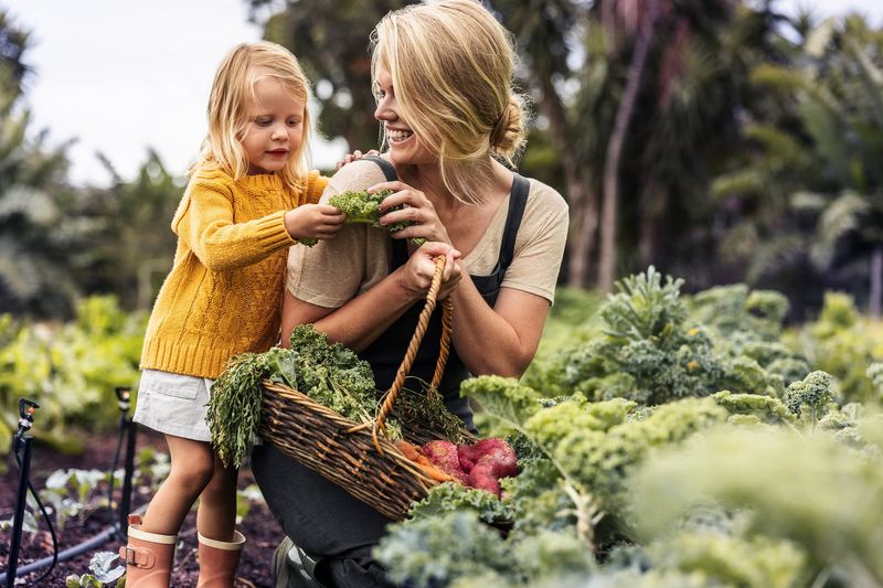 Mutter und Tochter im Gemüsegarten