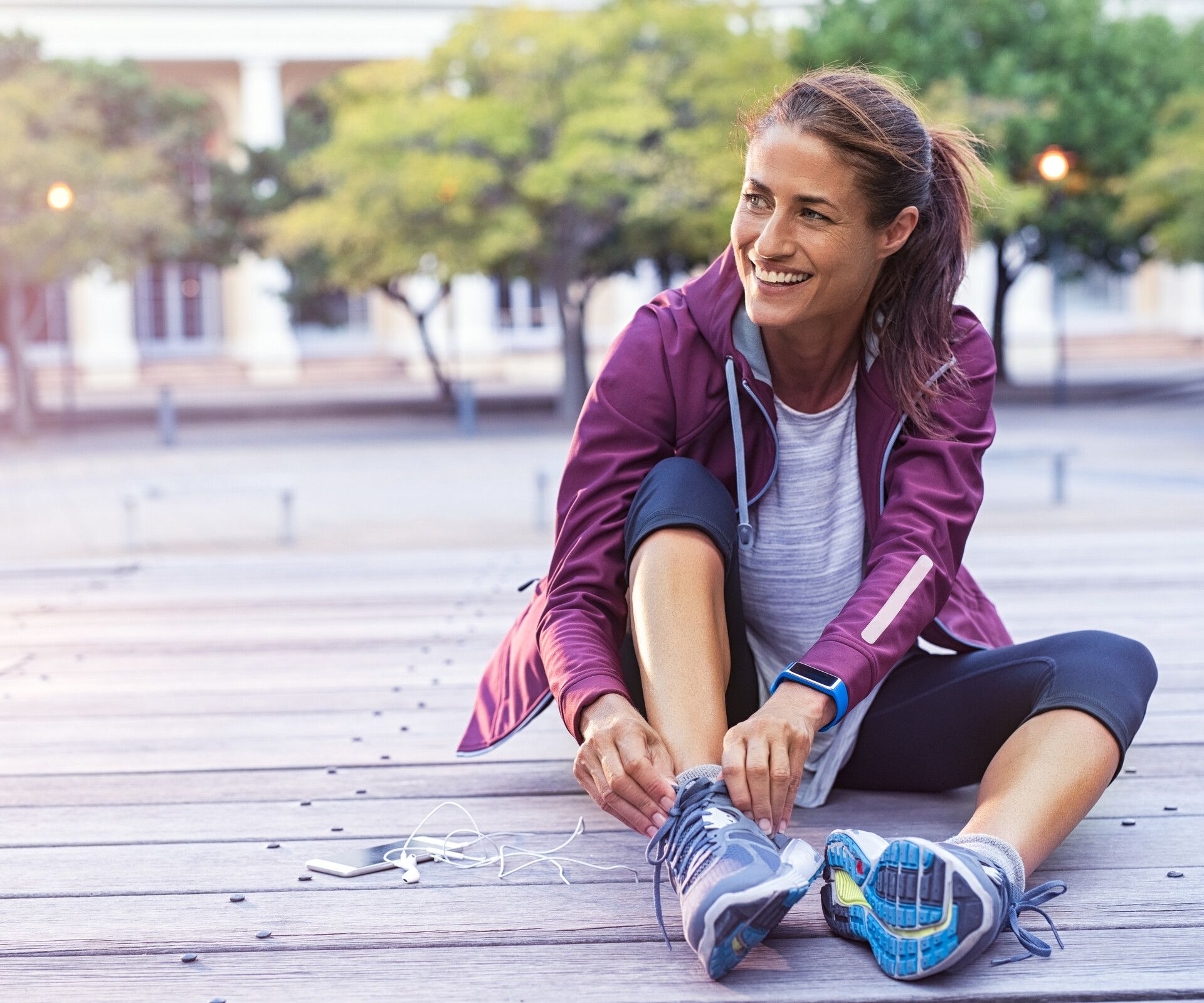 Frau bindet sich Joggingschuhe
