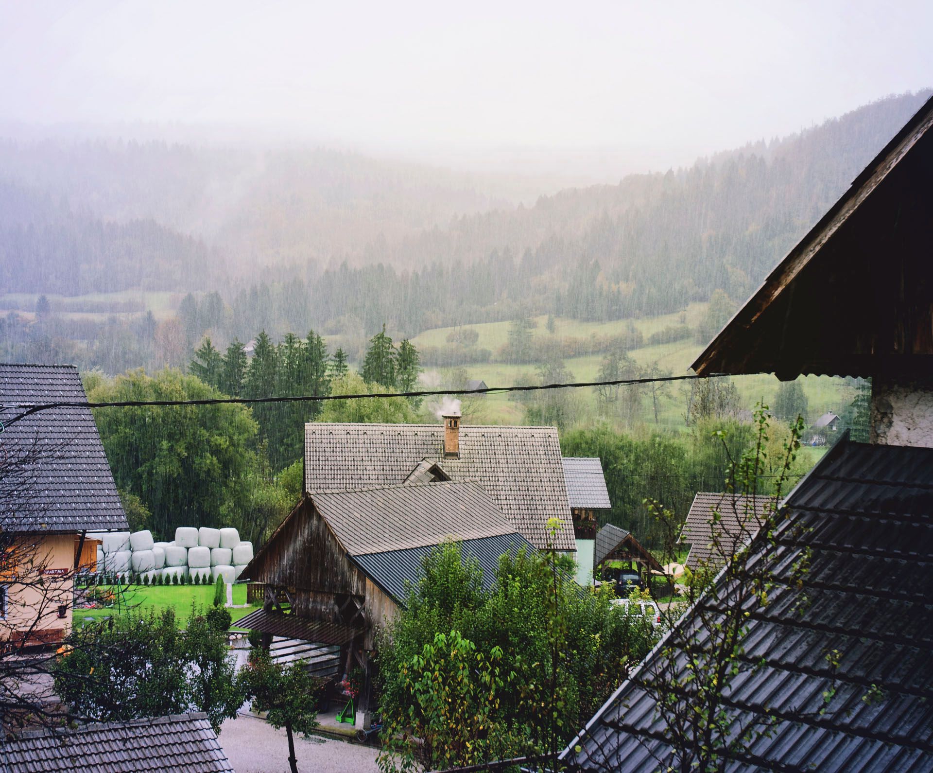 Dorf im Gebirge bei Regen