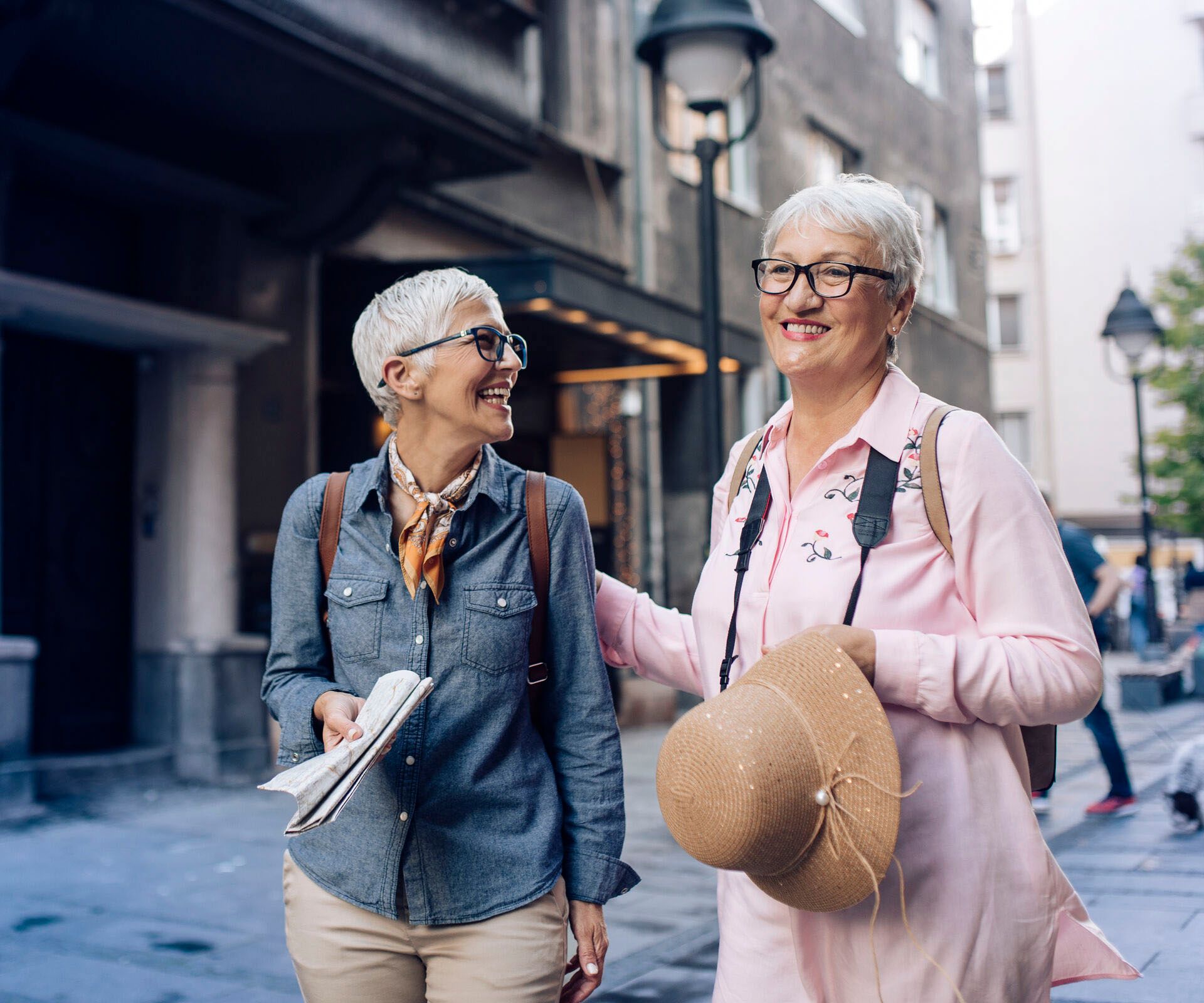 Zwei ältere Frauen spazieren in Stadt