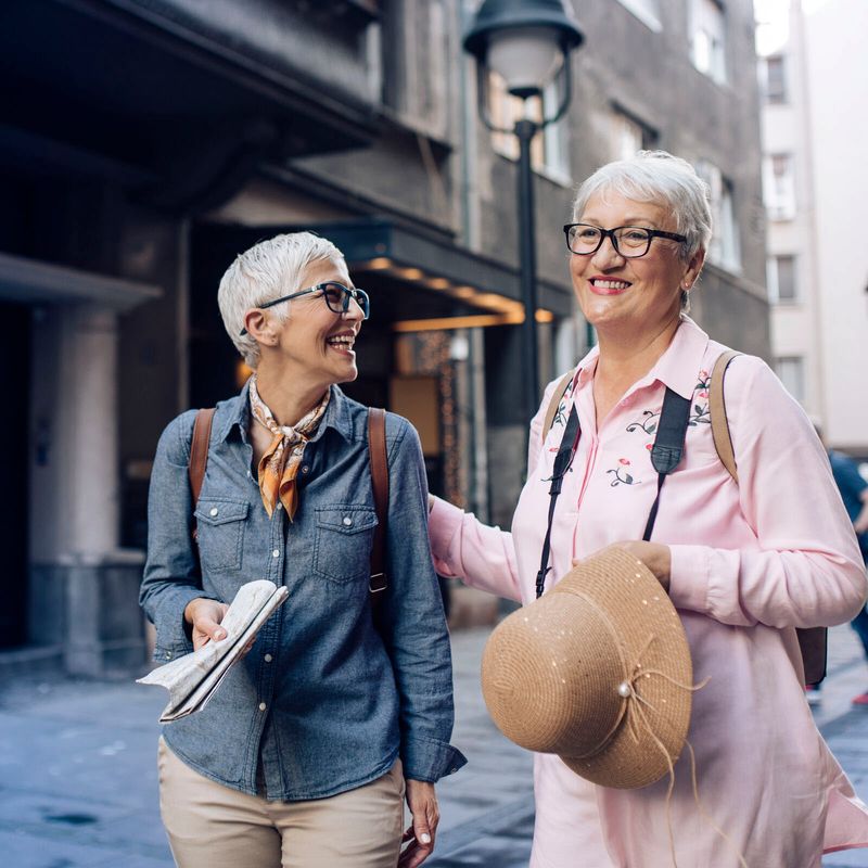 Zwei ältere Frauen spazieren in Stadt