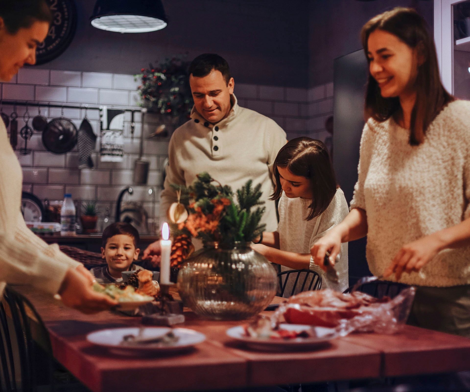 Familie bereitet Festmahl für Weihnachten vor