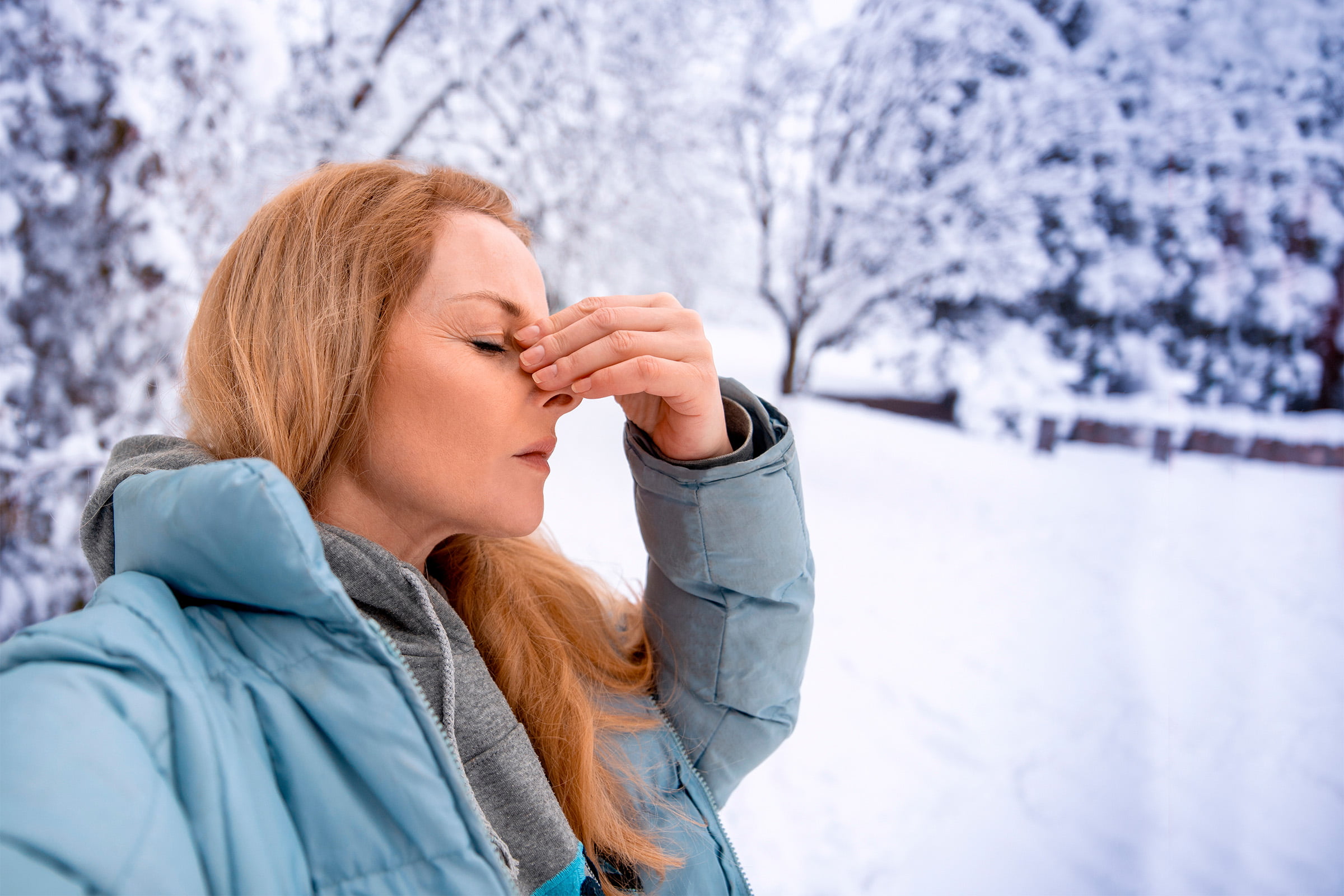 Frau mit Asthma im Winter