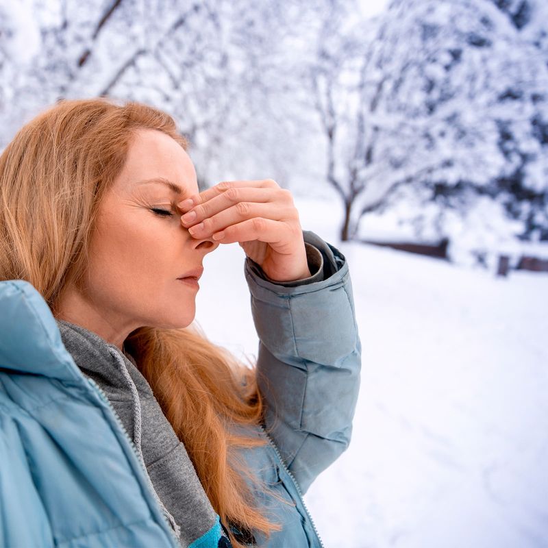 Frau mit Asthma im Winter