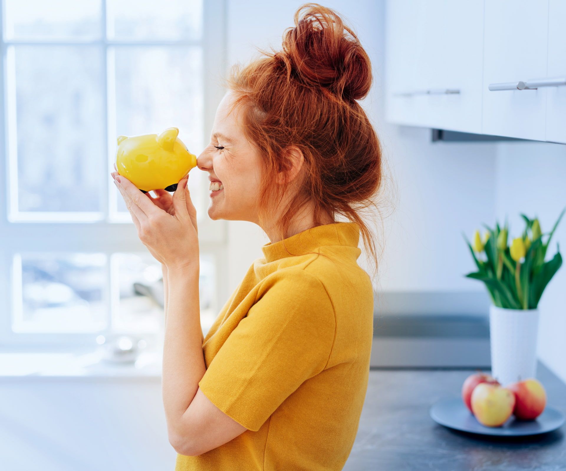 Frau mit ihrem Sparschwein