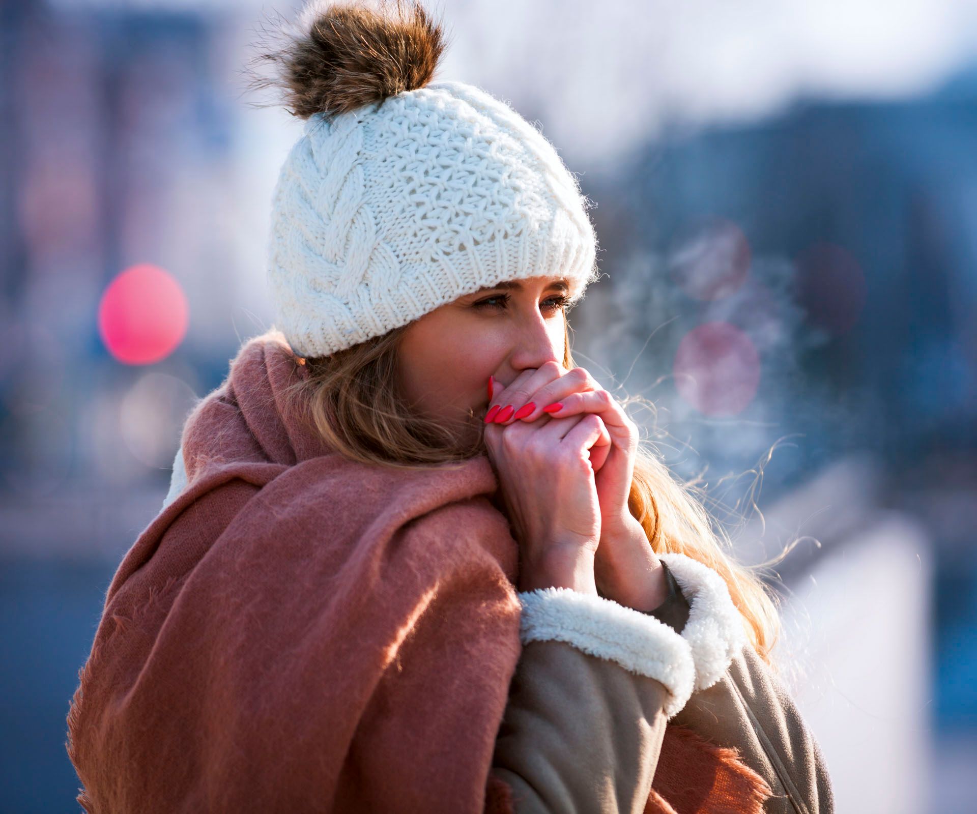 Frau im Winter mit kalten Händen