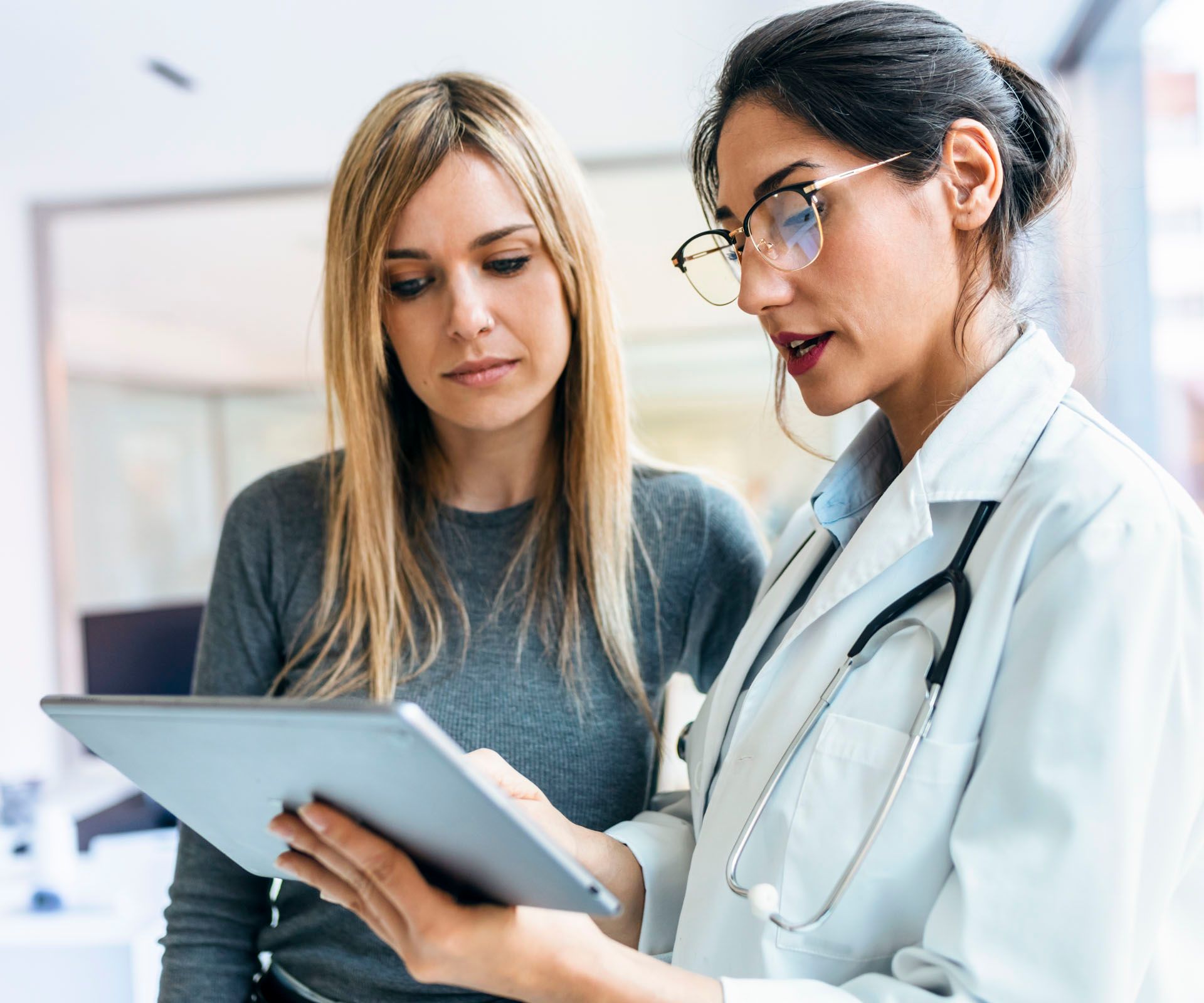 Ärztin und Patientin im Gespräch