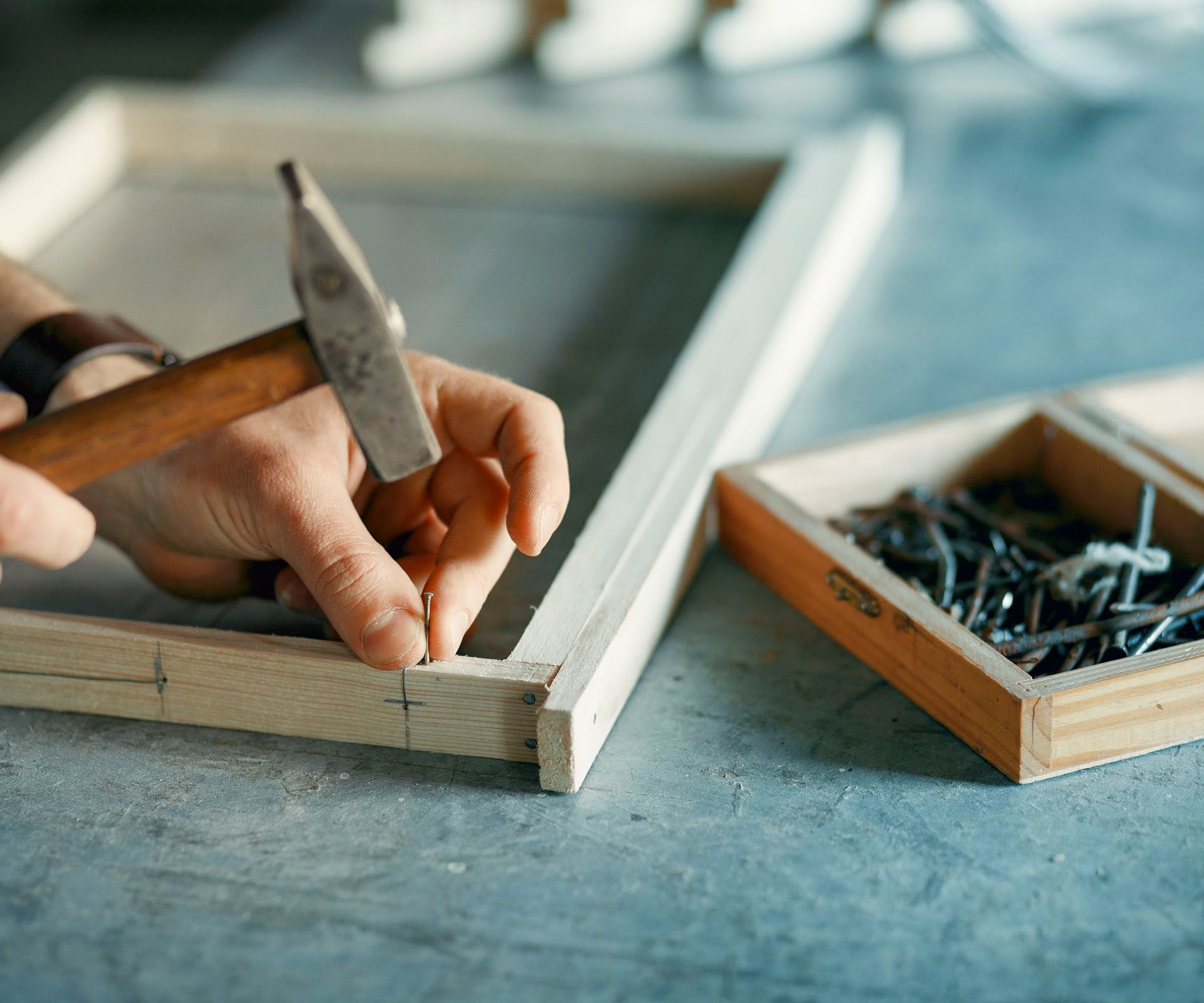 Handarbeit mit rostigen Nägeln
