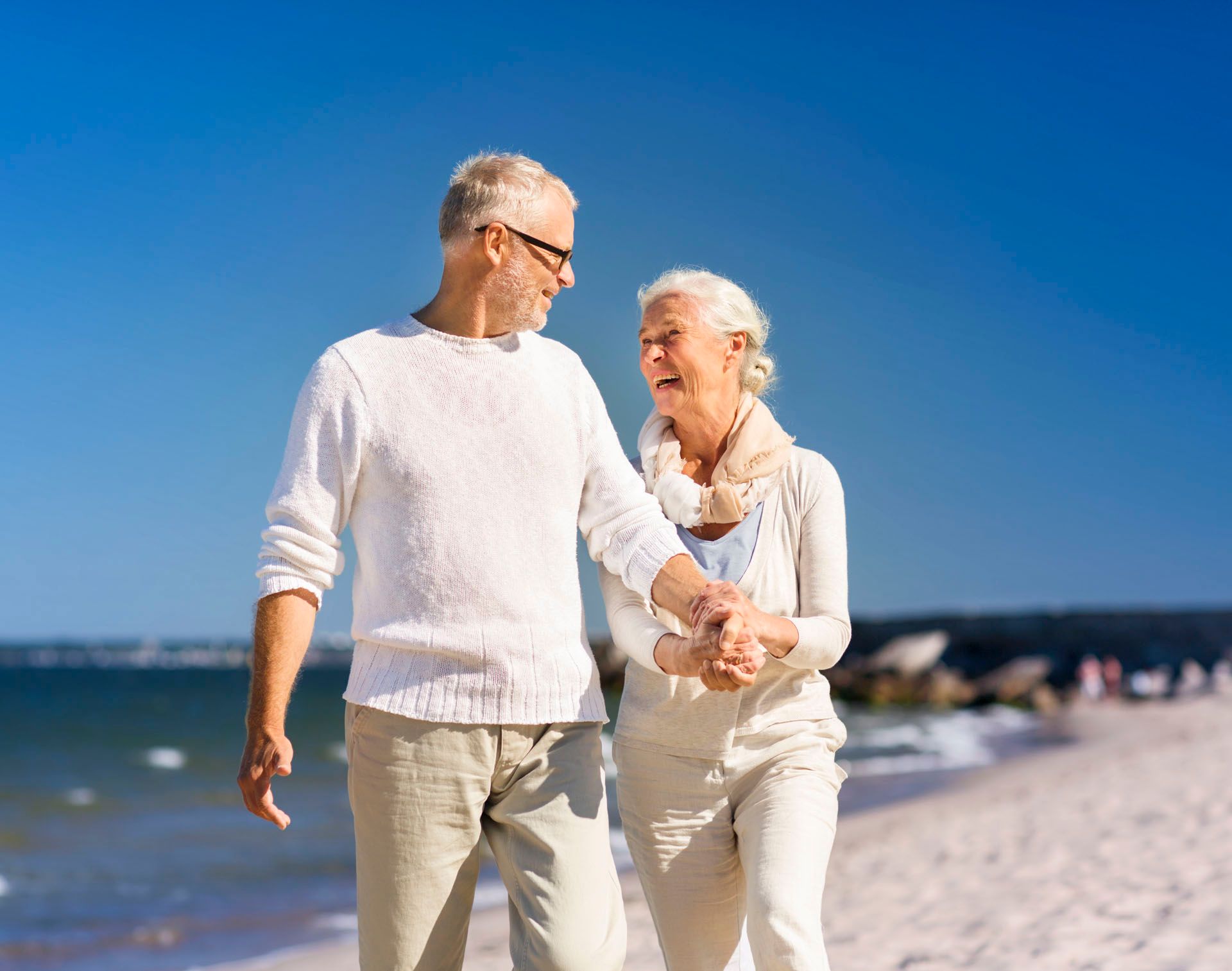 Älteres Paar im Ruhestand am Strand